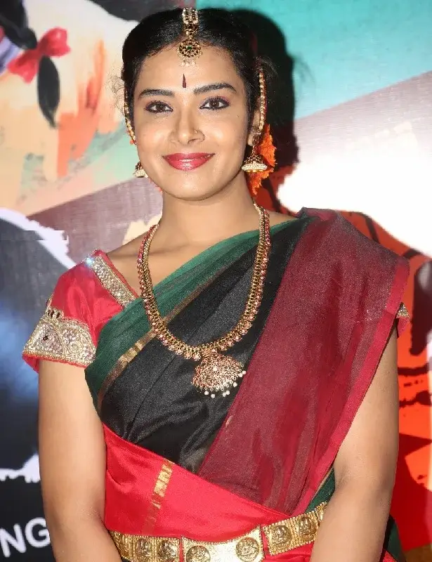 INDIAN TELEVISION ACTRESS HARI TEJA IN RED SAREE 2